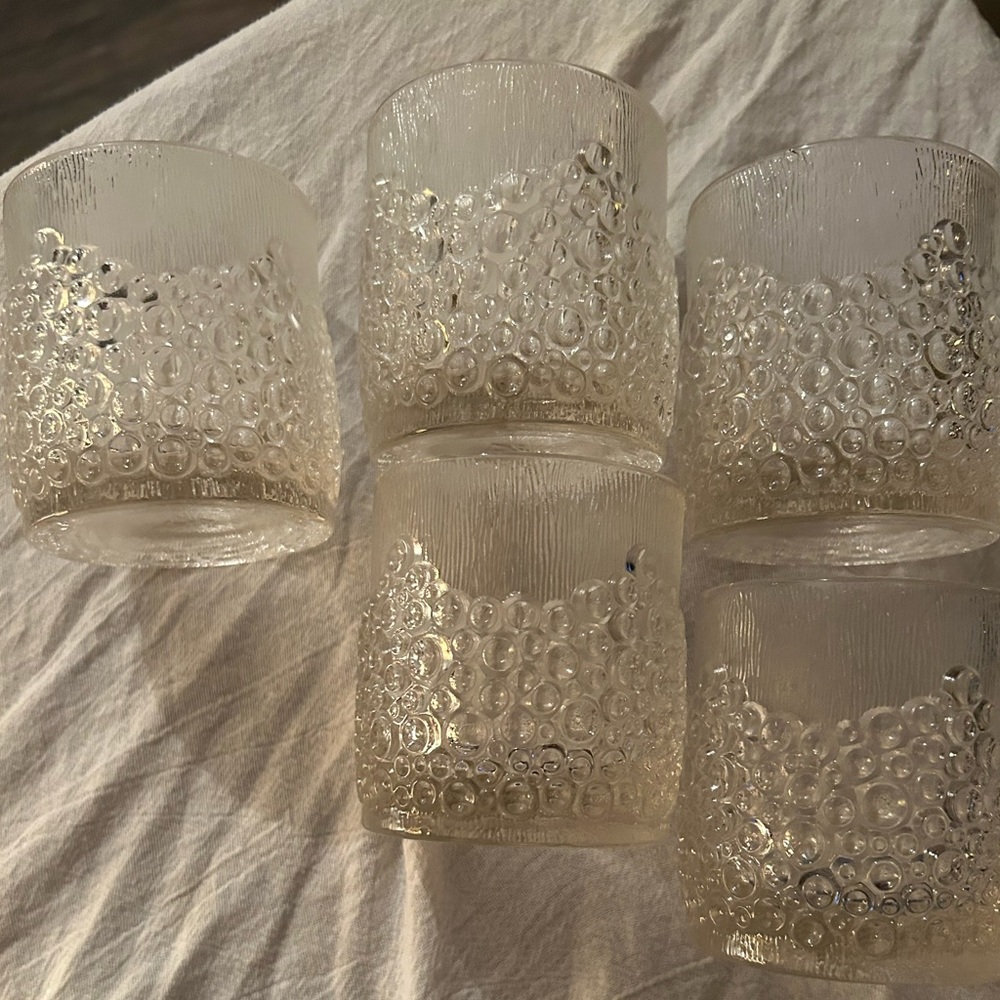 Set of 5 vintage, pink, Finnish crystal glasses pressed w/pattern of bubbles. - Picture 11 of 11